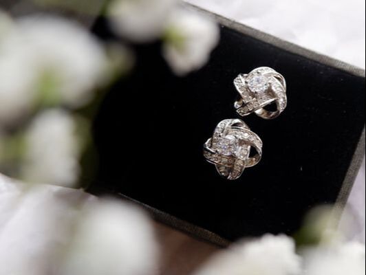 Wedding details, bridal jewelry